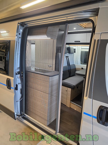 Sun Living V65SL by Adria | Lav km / Ny reg-reim / Langsgående senger / Solcelle / Hengerfeste +++ 8 of 30