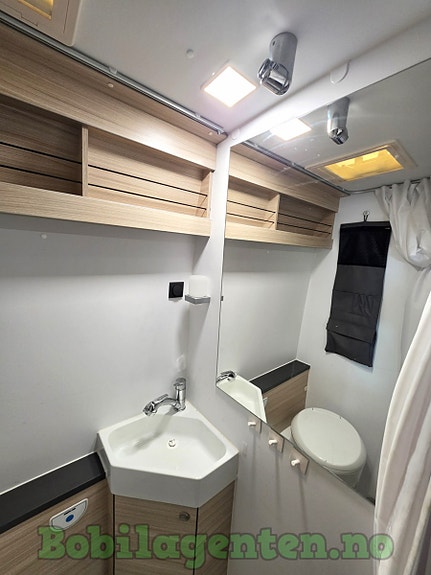 Sun Living V65SL by Adria | Lav km / Ny reg-reim / Langsgående senger / Solcelle / Hengerfeste +++ 27 of 30