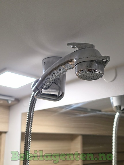 Sun Living V65SL by Adria | Lav km / Ny reg-reim / Langsgående senger / Solcelle / Hengerfeste +++ 28 of 30