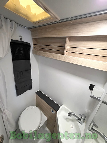 Sun Living V65SL by Adria | Lav km / Ny reg-reim / Langsgående senger / Solcelle / Hengerfeste +++ 29 of 30