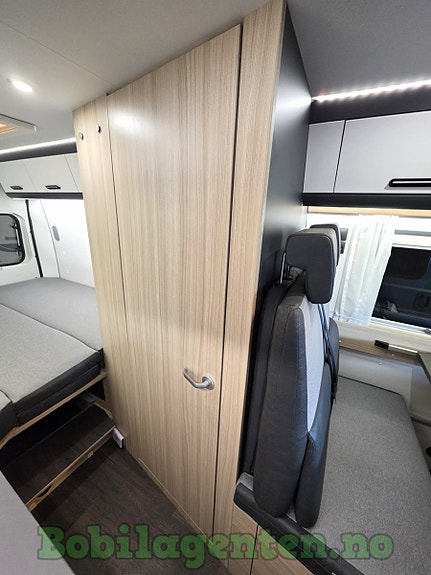 Sun Living V65SL by Adria | Lav km / Ny reg-reim / Langsgående senger / Solcelle / Hengerfeste +++ 25 of 30