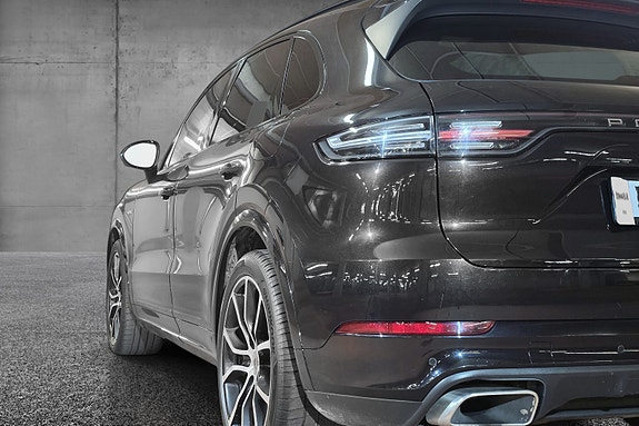 Porsche Cayenne 8 of 30