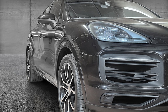Porsche Cayenne 2 of 30