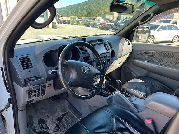 Toyota HiLux 10 of 29