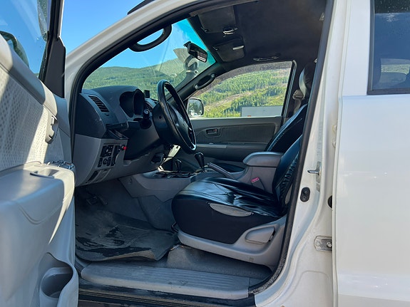 Toyota HiLux 9 of 29