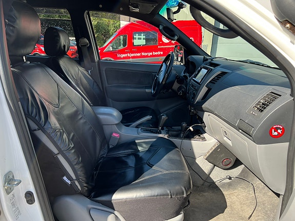 Toyota HiLux 12 of 29