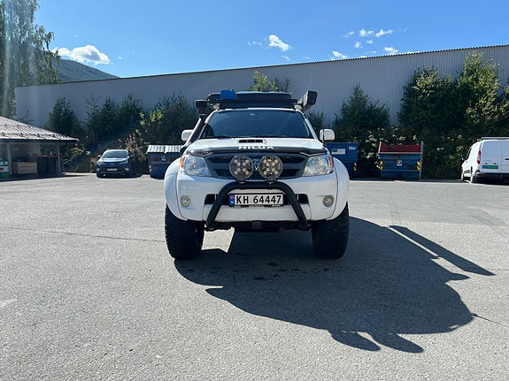 Toyota HiLux 2 of 29