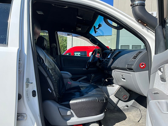 Toyota HiLux 11 of 29