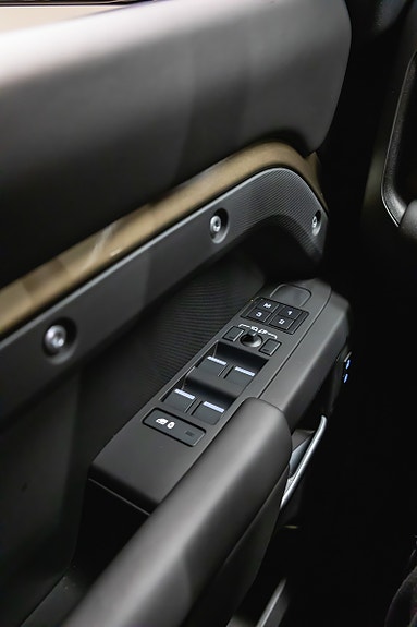 Land Rover Defender 110 19 of 30