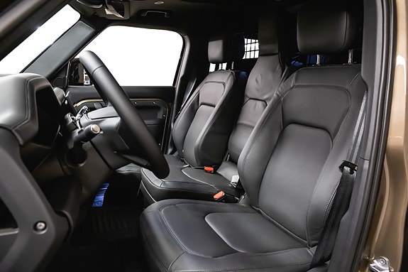 Land Rover Defender 110 18 of 30