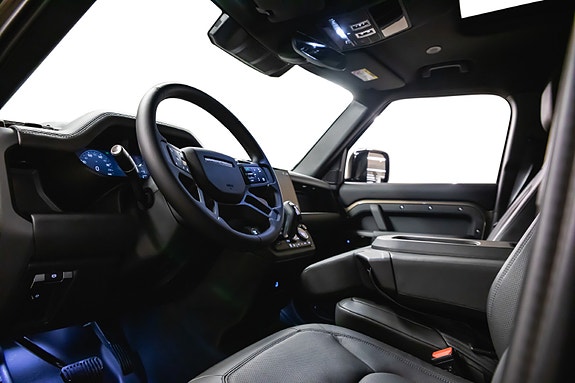 Land Rover Defender 110 16 of 30