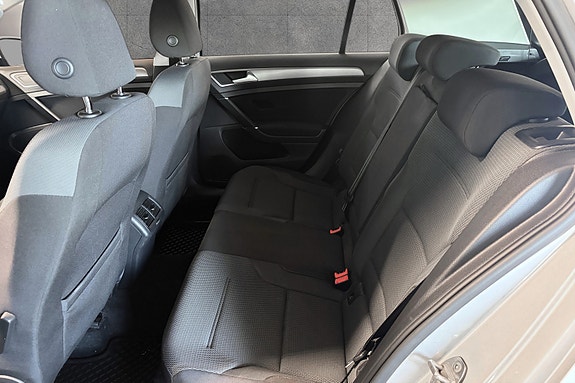Volkswagen Golf VII 21 of 29