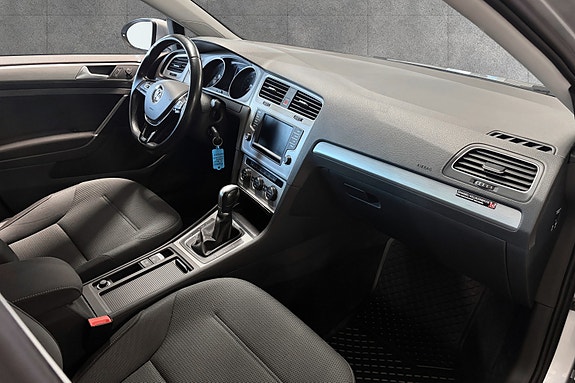 Volkswagen Golf VII 26 of 29