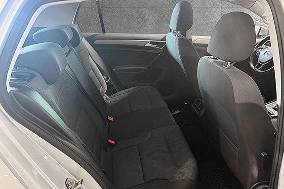 Volkswagen Golf VII 23 of 29