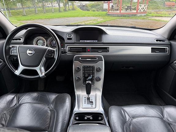 Volvo XC70 13 of 16