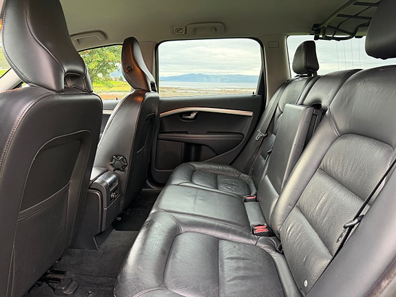 Volvo XC70 12 of 16