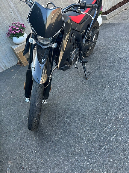 Aprilia SX 125 Super Motard 2 of 12