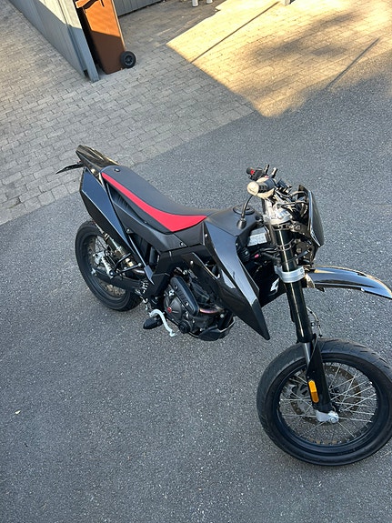 Aprilia SX 125 Super Motard 7 of 12