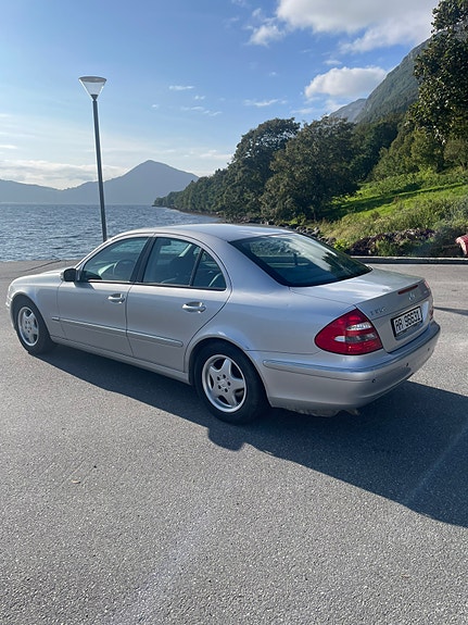 Mercedes-Benz E200 3 of 17