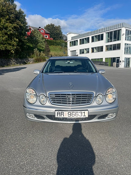 Mercedes-Benz E200 8 of 17