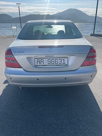 Mercedes-Benz E200 4 of 17