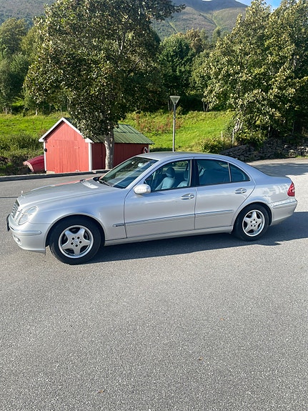 Mercedes-Benz E200 2 of 17