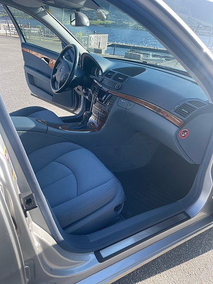 Mercedes-Benz E200 13 of 17