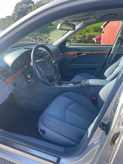 Mercedes-Benz E200 9 of 17
