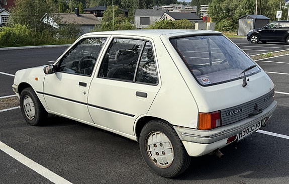 Peugeot 205 8 of 21