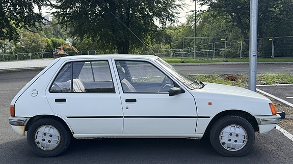 Peugeot 205 5 of 21