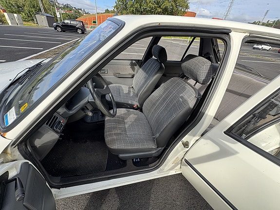 Peugeot 205 15 of 21