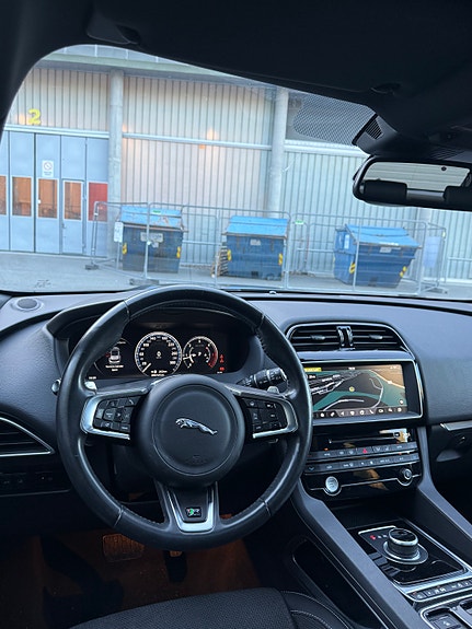 Jaguar F-PACE 21 of 28