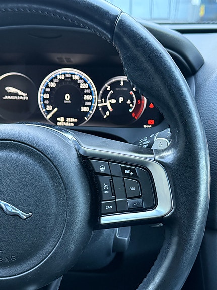 Jaguar F-PACE 25 of 28