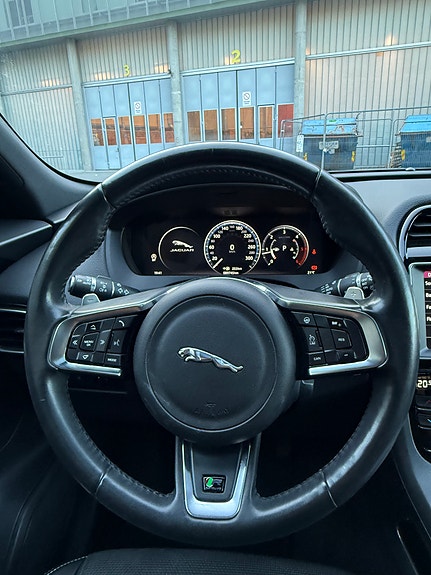 Jaguar F-PACE 24 of 28