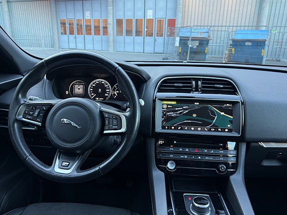 Jaguar F-PACE 20 of 28