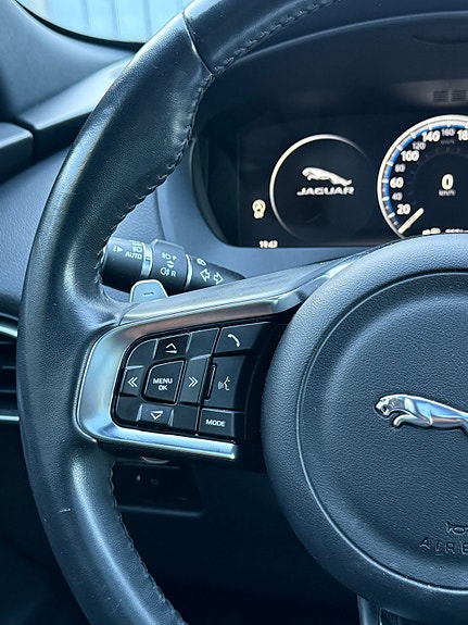 Jaguar F-PACE 26 of 28