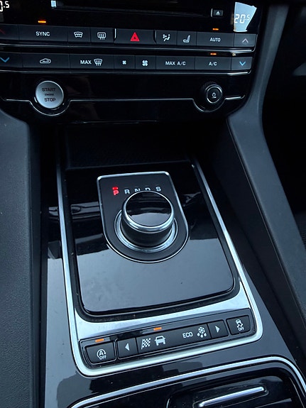 Jaguar F-PACE 23 of 28