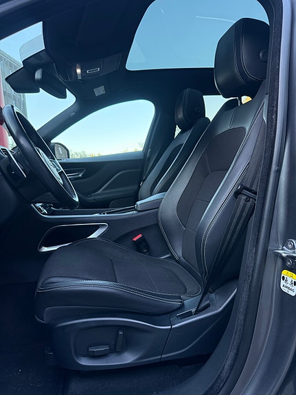 Jaguar F-PACE 10 of 28
