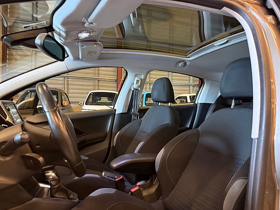 Peugeot 208 17 of 27