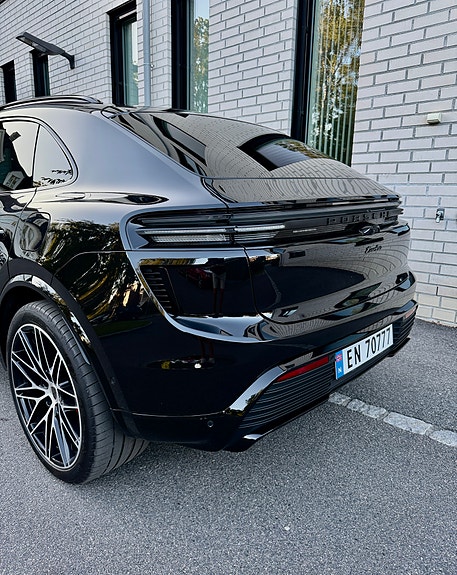 Porsche Macan Turbo 3 of 9