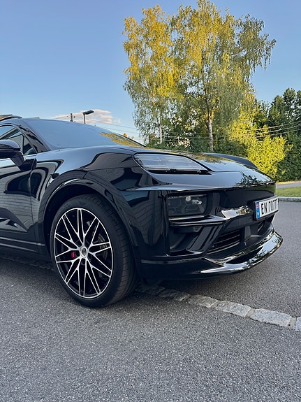 Porsche Macan Turbo 8 of 9