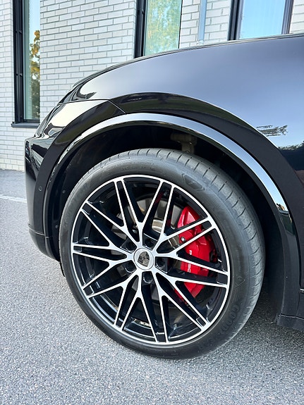 Porsche Macan Turbo 5 of 9