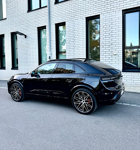 Porsche Macan Turbo 2 of 9