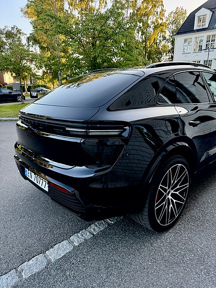 Porsche Macan Turbo 7 of 9
