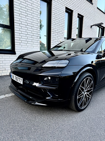 Porsche Macan Turbo 4 of 9