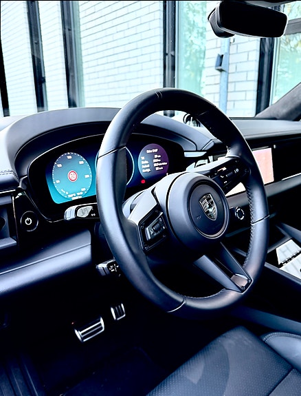 Porsche Macan Turbo 6 of 9