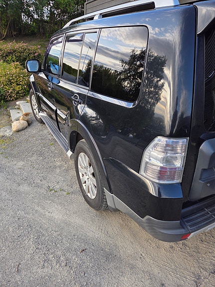 Mitsubishi Pajero 2 of 12