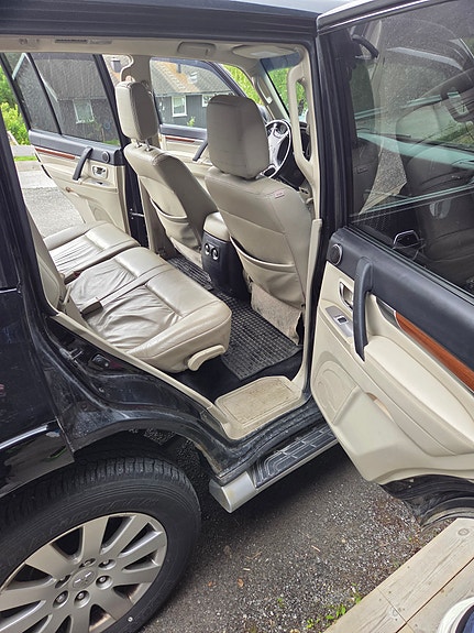 Mitsubishi Pajero 8 of 12