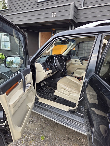Mitsubishi Pajero 10 of 12