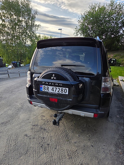 Mitsubishi Pajero 4 of 12